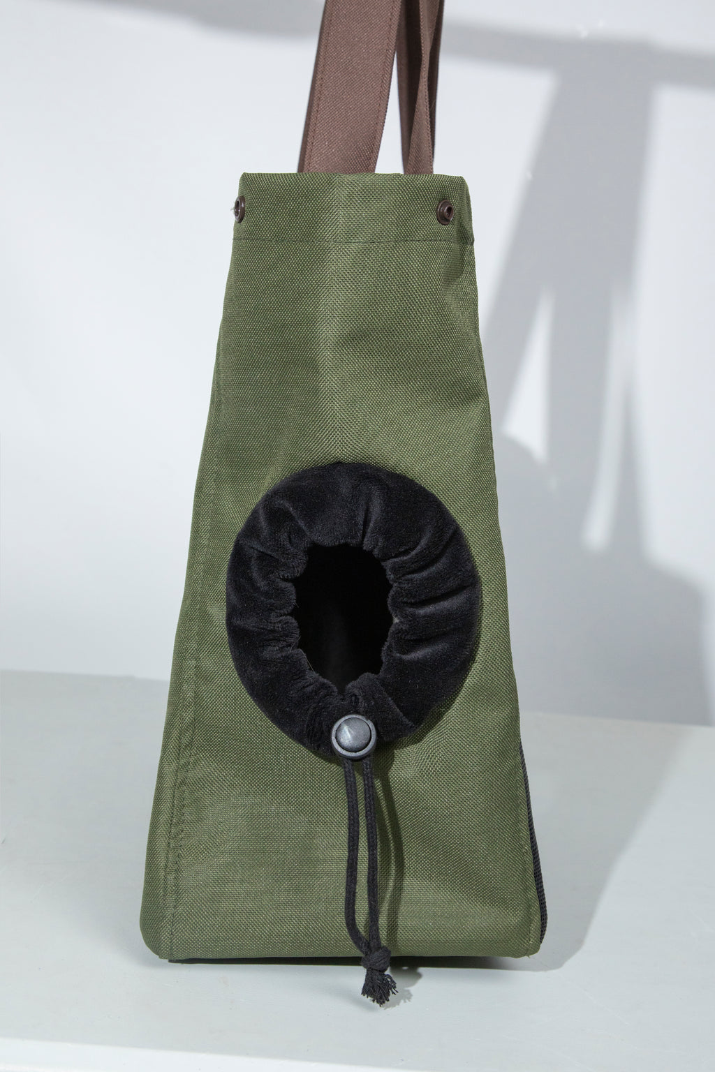 Adjustable side opening on a pet shoulder carrier bag
