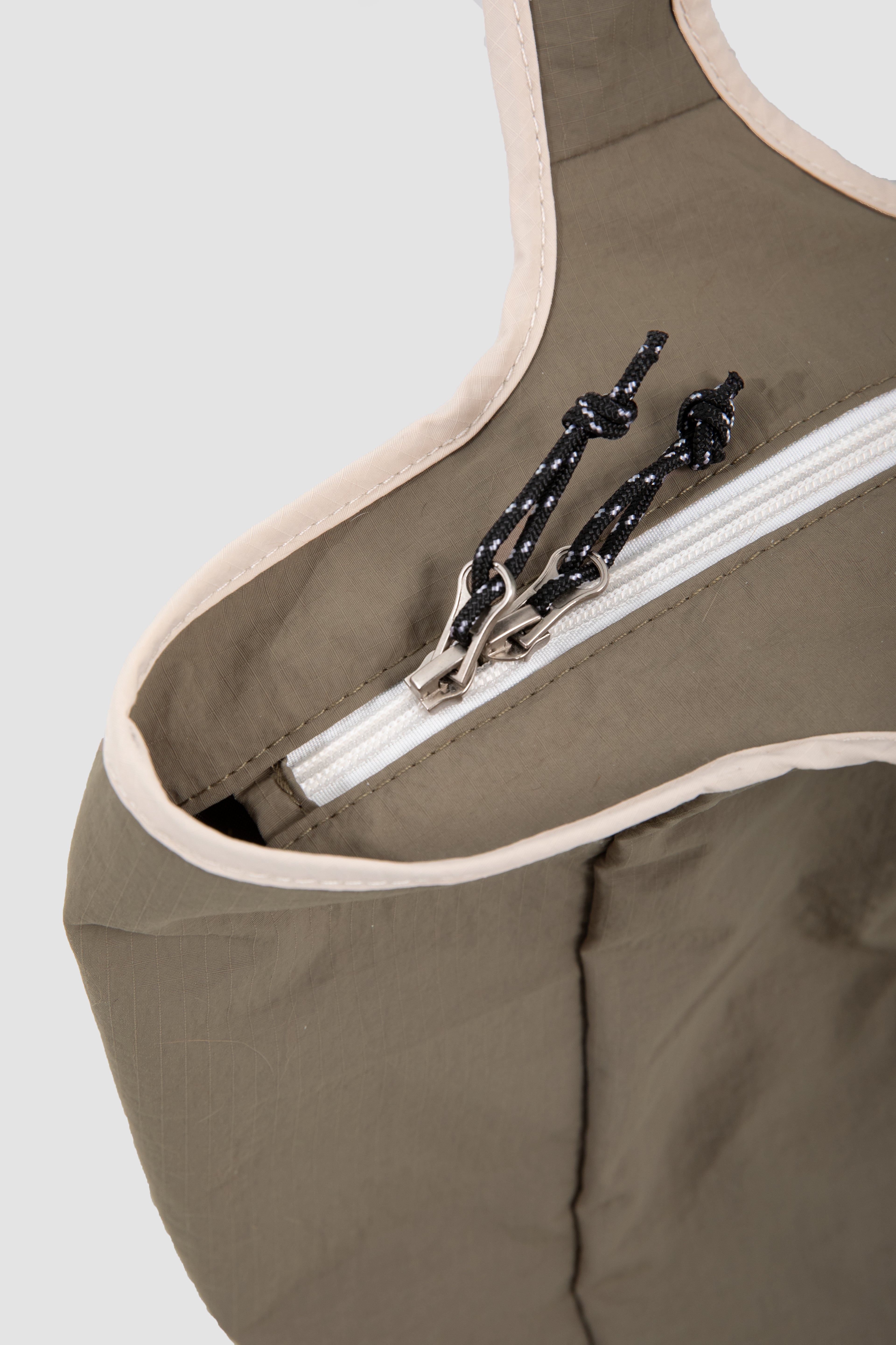 Zipper detail on a structured pet carrier bag